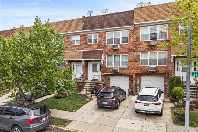 property at 56-25-56226 226th St