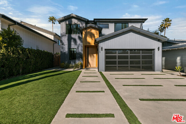 15025 Valleyheart Dr in Los Angeles, CA - Building Photo - Building Photo