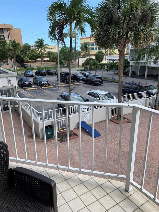 16740 NE 9th Ave in North Miami Beach, FL - Foto de edificio - Building Photo