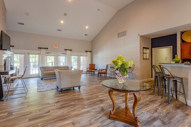 Summit Place Apartments in Louisville, KY - Building Photo - Interior Photo