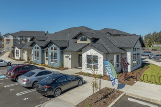 Woodburn Villas in Woodburn, OR - Foto de edificio - Building Photo