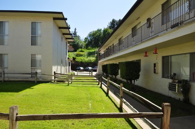 El Capitan Apartments in Lakeside, CA - Foto de edificio - Building Photo