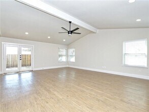 11711 Oak Knoll Dr in Austin, TX - Building Photo - Building Photo