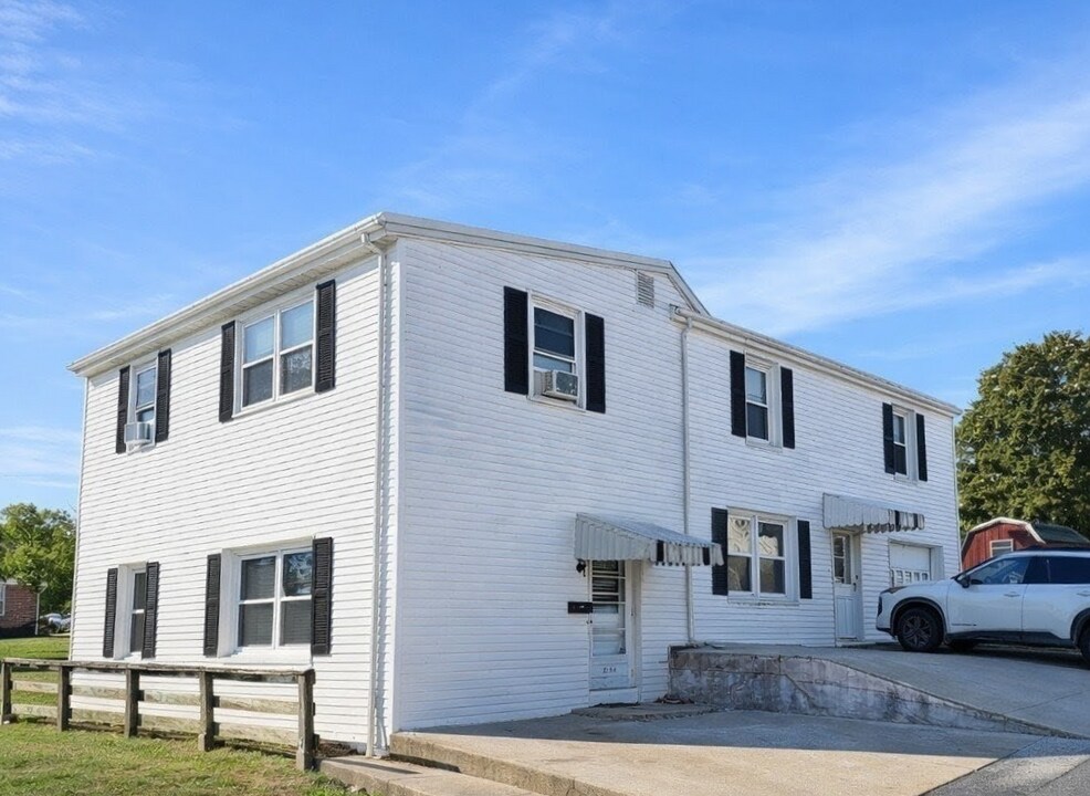 815 Academy Heights Ave, Unit A in Ephrata, PA - Foto de edificio