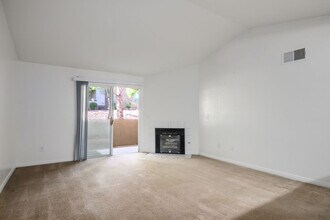 231 W Horizon Ridge Pkwy in Henderson, NV - Building Photo - Building Photo