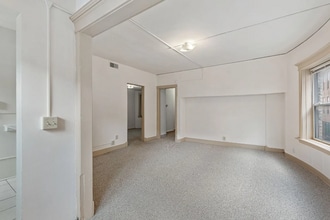 2311 W Wisconsin Ave in Milwaukee, WI - Foto de edificio - Building Photo