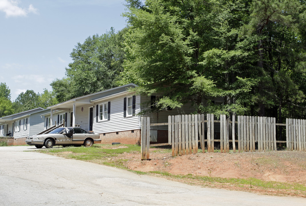 College Park in Clinton, SC - Building Photo