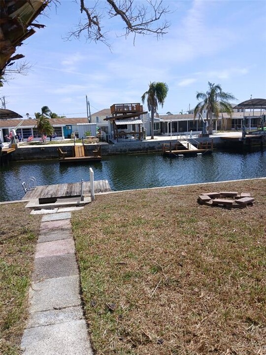13612 Allyn Dr in Hudson, FL - Foto de edificio
