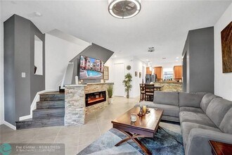 1033 NE 17th Way in Fort Lauderdale, FL - Foto de edificio - Building Photo