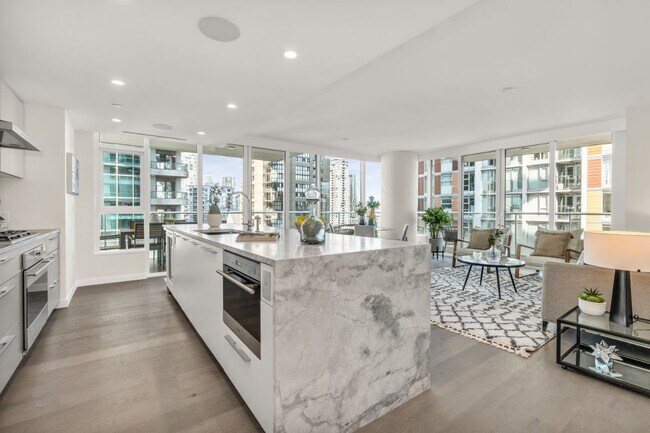 1335 Howe St in Vancouver, BC - Building Photo - Building Photo