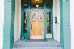 2066 NW Glisan St in Portland, OR - Building Photo