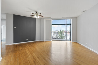 2505 W Howard St, Unit 306 in Chicago, IL - Building Photo - Building Photo