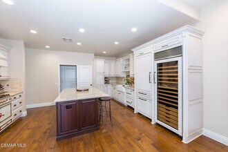 32201 Lakeport Dr in Westlake Village, CA - Building Photo - Building Photo