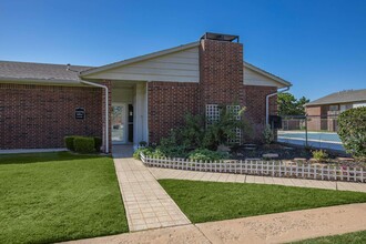 Oakwood West in Enid, OK - Building Photo - Building Photo