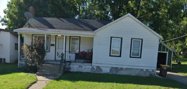 933 E Clinton St in Freeport, IL - Building Photo