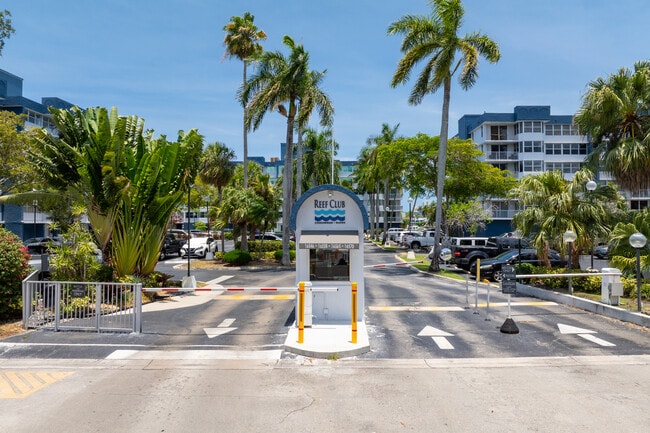 The Reef Club in North Miami Beach, FL - Building Photo - Building Photo