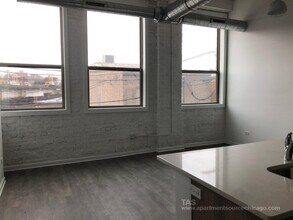930 W Dakin St, Unit 205 in Chicago, IL - Building Photo - Building Photo