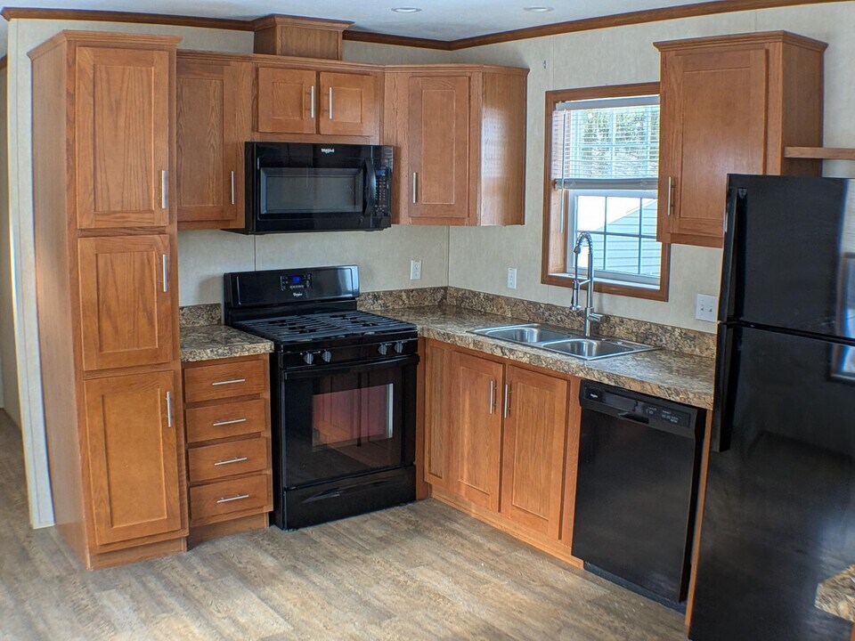 8 Matthew Dr in Castleton On Hudson, NY - Foto de edificio