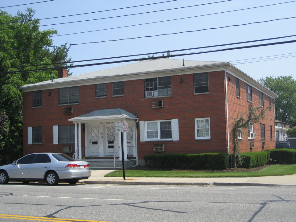 2510 N Jerusalem Ave in North Bellmore, NY - Building Photo