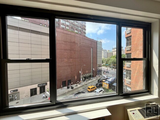 Fourth Avenue in New York, NY - Building Photo - Building Photo