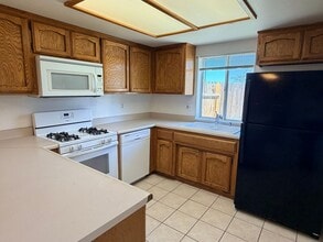 22120 McCarthy Dr in Tehachapi, CA - Building Photo - Building Photo