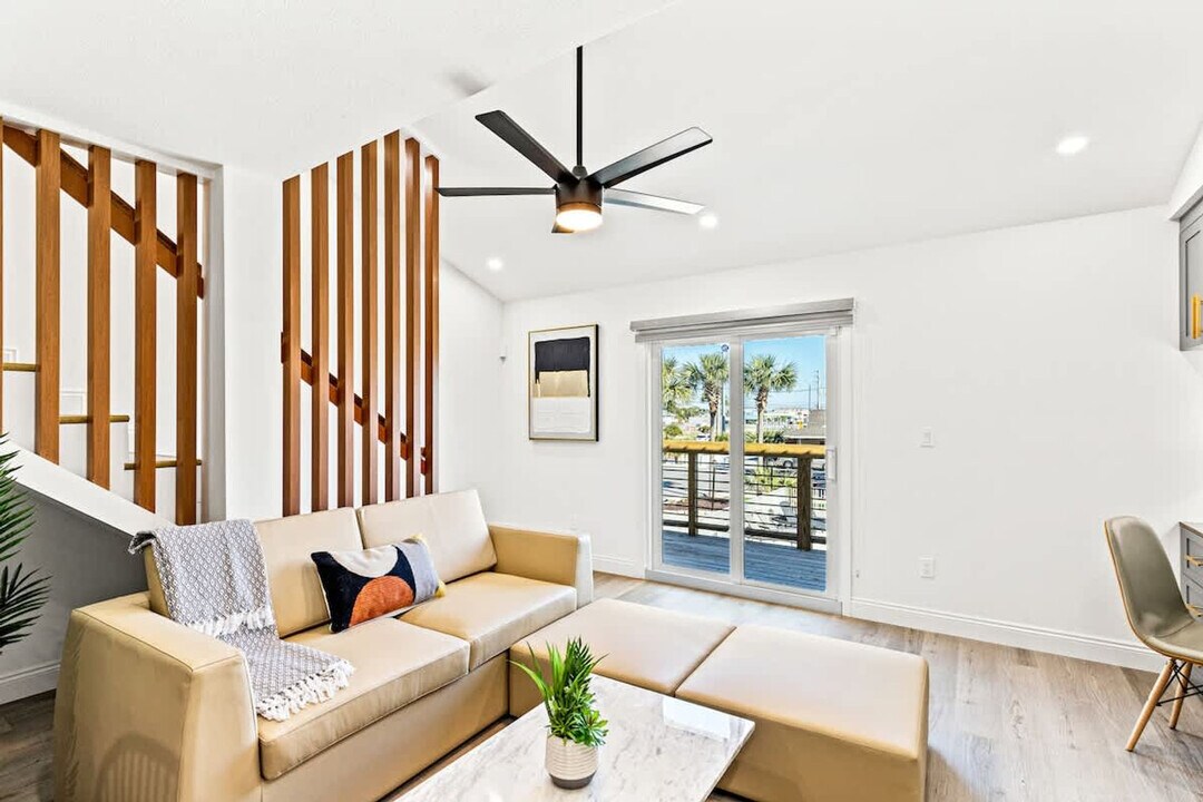 8115 Thomas Dr in Panama City, FL - Building Photo