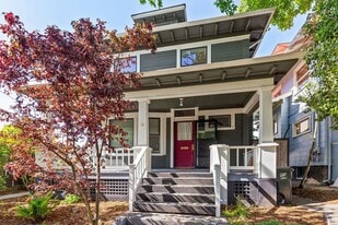 1617 NE Couch St in Portland, OR - Building Photo