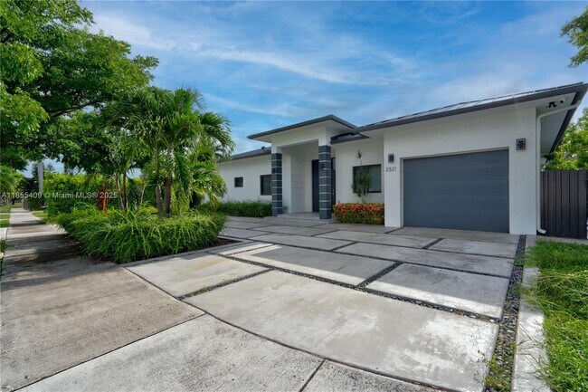 2521 SW 105th Ave in Miami, FL - Building Photo - Building Photo
