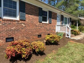 355 Badgett Ave in Mount Airy, NC - Foto de edificio - Building Photo