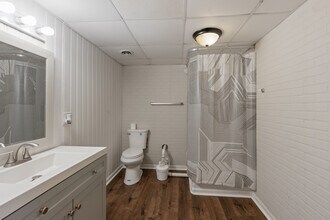 815 Lake Glen Ln, Unit Large, Studio basement in Knoxville, TN - Foto de edificio - Building Photo