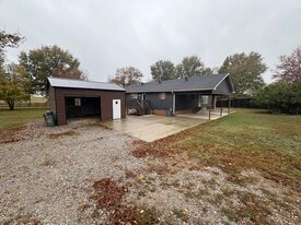 955 Halltown Rd in Hartsville, TN - Building Photo