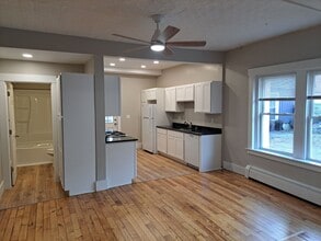 77 Union St in Windsor, VT - Foto de edificio - Building Photo