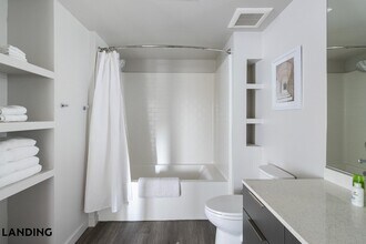 2060 Experience Ave, Unit 121 in Reno, NV - Foto de edificio - Building Photo