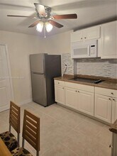 5712 Hollywood Blvd, Unit 2 in Hollywood, FL - Foto de edificio - Building Photo