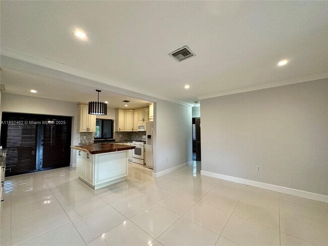 449 Falcon Ave in Miami Springs, FL - Foto de edificio - Building Photo