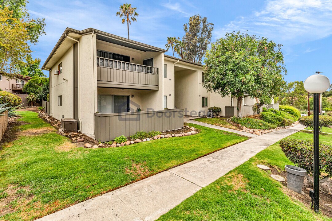 9175 Campina Dr, Unit 30 in La Mesa, CA - Foto de edificio