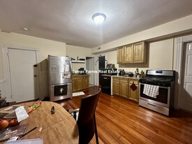 192 Hillside St, Unit 3 Apartamentos