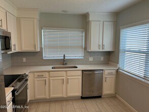 240 Hopkins St in Neptune Beach, FL - Foto de edificio - Building Photo