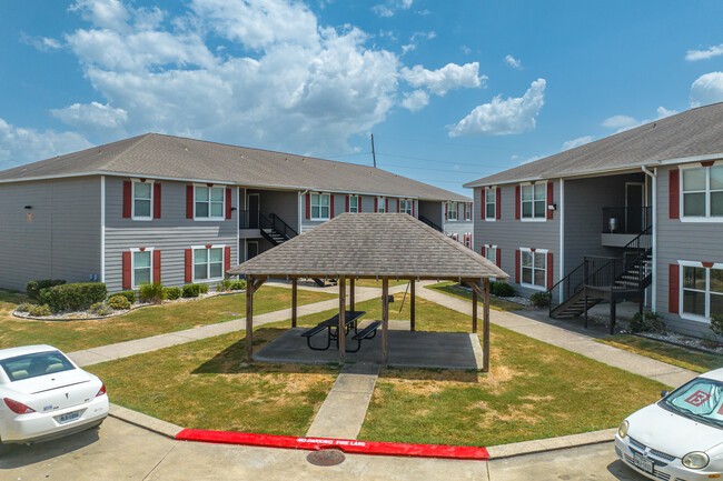 Cypress Bend in Beaumont, TX - Foto de edificio - Building Photo