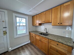 1048 Cornwell Ave in Baldwin, NY - Foto de edificio - Building Photo