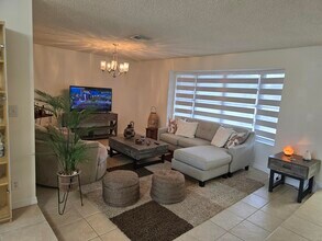 939 Hibiscus Dr in Royal Palm Beach, FL - Building Photo - Building Photo