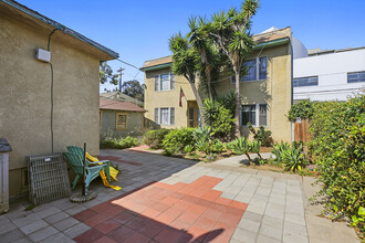 1013 Locust Ave in Long Beach, CA - Building Photo - Building Photo