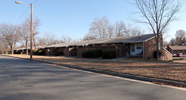 611-641 Fairfax Dr in Burlington, NC - Building Photo - Building Photo