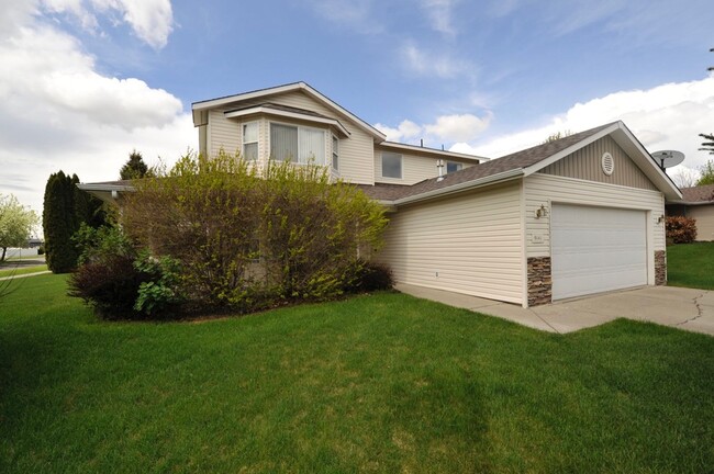 property at 9141 N Ramsgate Ln