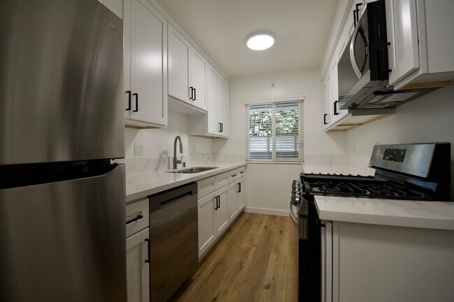 527 Serrano Ave-Unit -02 in Los Angeles, CA - Building Photo - Building Photo