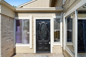 11502 Village Pl Dr in Houston, TX - Building Photo - Building Photo