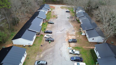 College Park Apartments in Clinton, SC - Building Photo - Building Photo