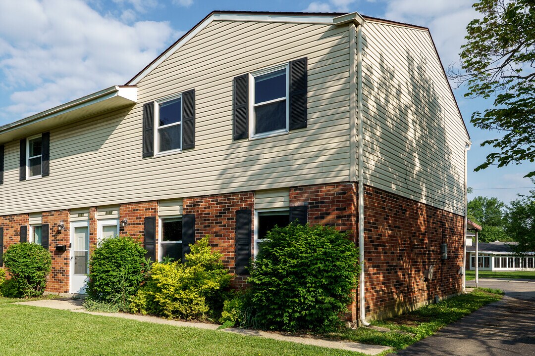 3091-3097 E Stroop Rd in Dayton, OH - Building Photo