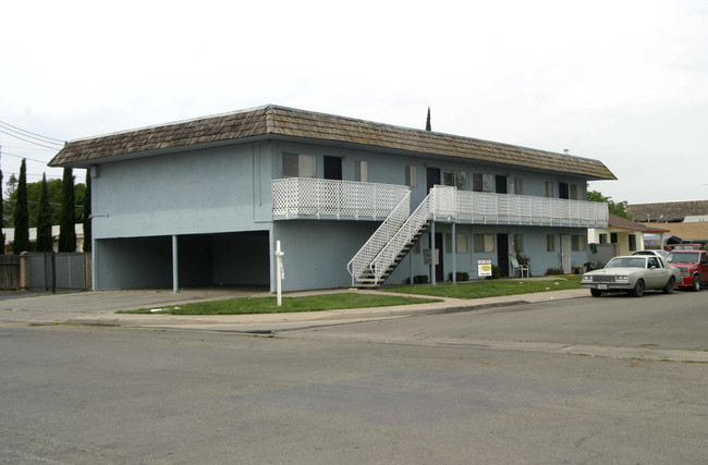 501 E St in Waterford, CA - Foto de edificio - Building Photo