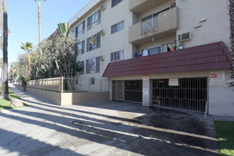 Westpointe Apartments in Los Angeles, CA - Building Photo - Building Photo